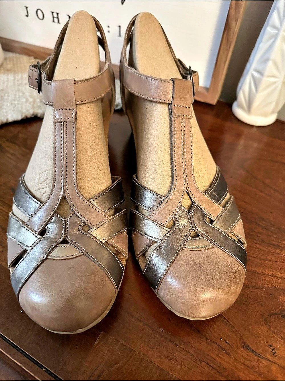 Cobb Hill Aubrey T-Strap Sandal Leather Brown & Gold US 8